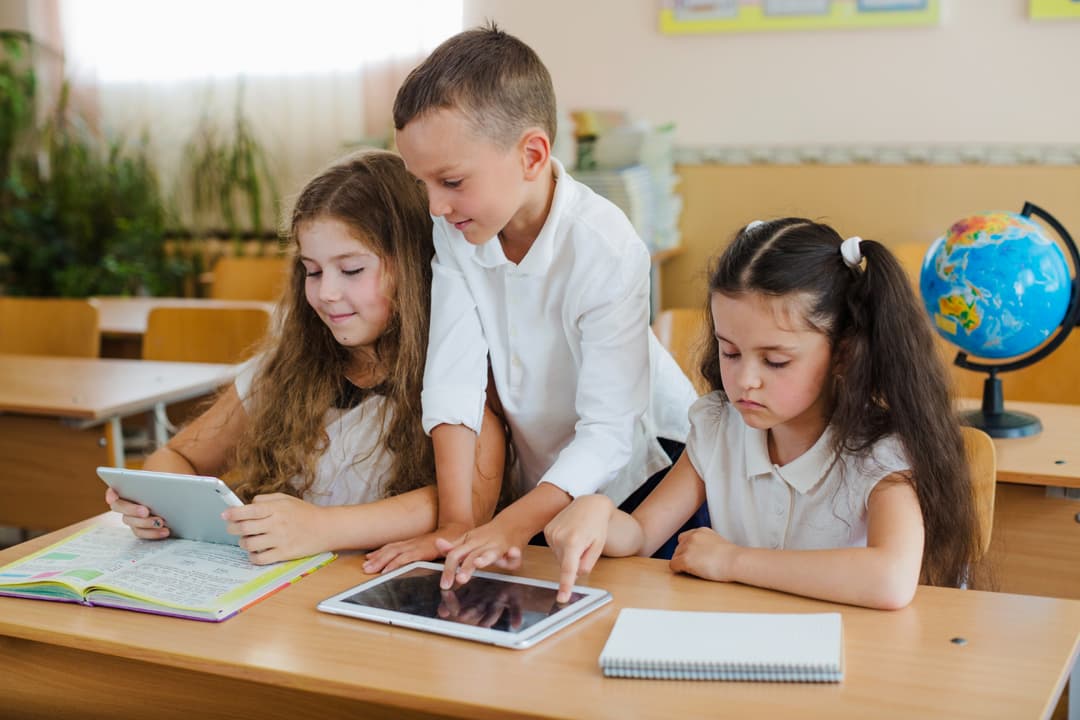 4 KMS (8 MINS) SCHOOLS & EDUCATIONAL HUB